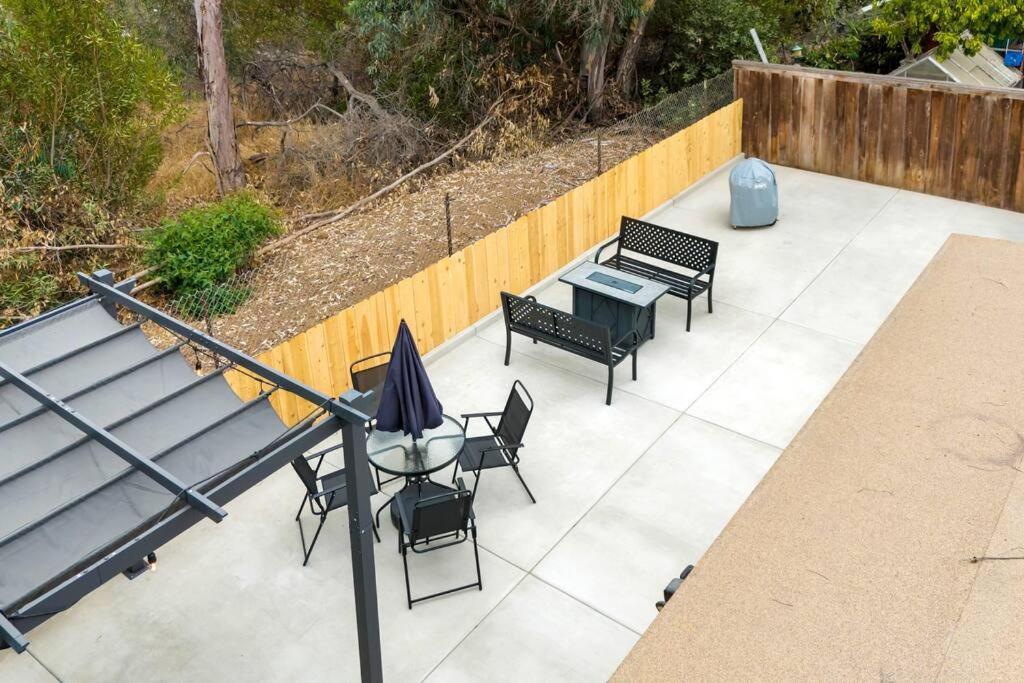 Urban Retreat Fun Relax Self Check-in Hot Tub Foosball Fire Pit Cornhole